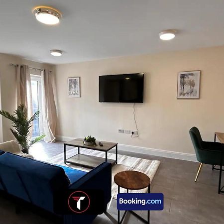 Stylish 2 Bedroom Flat By Tara Stays Short Lets & Serviced Accommodation Watford With Free Parking & Nearby Warner Studios ภายนอก รูปภาพ