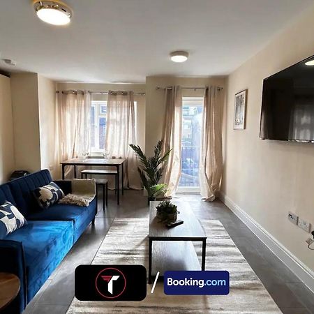 Stylish 2 Bedroom Flat By Tara Stays Short Lets & Serviced Accommodation Watford With Free Parking & Nearby Warner Studios ภายนอก รูปภาพ